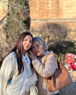 Janet Barboza Instagram - 🌸 ¡Feliz Día de las Madres a todas las mujeres que, ante todo, priorizan a sus hijos! Así es como crecí, rodeada de amor y sacrificio, gracias a figuras tan inspiradoras como mi abuela Amalia, a quien siempre llamé mamá, y mi madre, Santa Raquel, quien trabajó arduamente en limpieza, como millones de mujeres, para darnos de comer. 

Ambas me enseñaron el verdadero significado de la maternidad y me formaron en la mujer que soy hoy. Mi hija y mi madre son lo más importante en mi vida. 

Mi abuela tuvo 11 hijos, mi madre es la antepenúltima, y ella me tuvo a los 15. Yo, a mi hija Antonella a los 21, y ahora, con 29, me ha dado un nieto perruno, Apache, el más amado. 

Ámense y cuídense, porque la única familia que realmente tenemos segura son nuestros padres e hijos. Todo lo demás son aves de paso. 💖