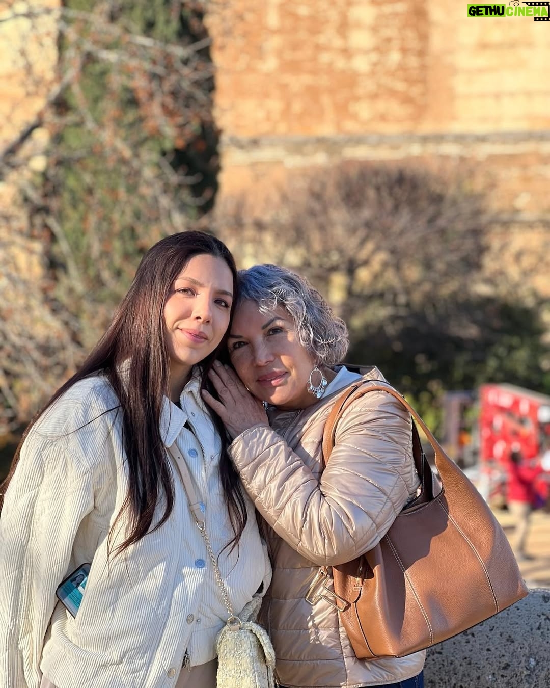 Janet Barboza - 6.3K Likes - 🌸 ¡Feliz Día de las Madres a todas las mujeres que, ante todo, priorizan a sus hijos! Así es como crecí, rodeada de amor y sacrificio, gracias a figuras tan inspiradoras como mi abuela Amalia, a quien siempre llamé mamá, y mi madre, Santa Raquel, quien trabajó arduamente en limpieza, como millones de mujeres, para darnos de comer. 

Ambas me enseñaron el verdadero significado de la maternidad y me formaron en la mujer que soy hoy. Mi hija y mi madre son lo más importante en mi vida. 

Mi abuela tuvo 11 hijos, mi madre es la antepenúltima, y ella me tuvo a los 15. Yo, a mi hija Antonella a los 21, y ahora, con 29, me ha dado un nieto perruno, Apache, el más amado. 

Ámense y cuídense, porque la única familia que realmente tenemos segura son nuestros padres e hijos. Todo lo demás son aves de paso. 💖