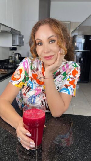 Janet Barboza Instagram - ✨Si sueñas con una piel fantástica, esta receta es para ti. 💁♀️. En solo un mes, tu piel se verá más luminosa, suave y radiante. ¡100% comprobado! No necesitas gastar fortunas, solo ser constante. 💫
#JugoDeBelleza #PielRadiante #GlowNatural #RecetasSaludables #Recetas #Belleza #EstiloDeVida #FbLifeStyle #JanetBarboza
