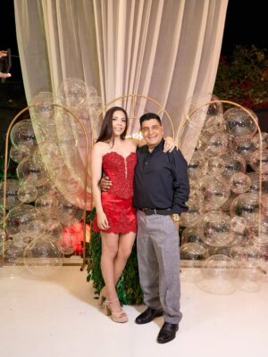 Janet Barboza Instagram - Antonella. ❤️

El vestido es de mi gran amigo
@miguel_rimachi_atelier 

@circus_pe La maquilló y peinó maravillosamente.

#happybirthday #Hija #amor #love #cumpleaños #motivation #felicidad #fiesta #amordepadres #fblifestyle #fypage