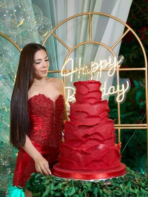 Janet Barboza Instagram - Antonella. ❤️
El vestido es de mi gran amigo
@miguel_rimachi_atelier
@circus_pe La maquilló y peinó maravillosamente.
#happybirthday #Hija #amor #love #cumpleaños #motivation #felicidad #fiesta #amordepadres #fblifestyle #fypage