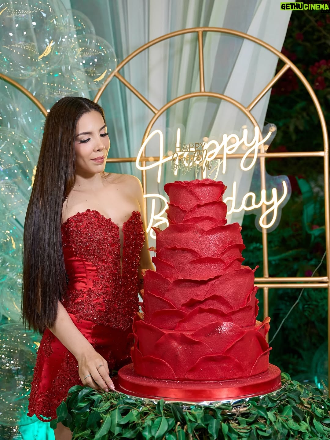Janet Barboza - 2.7K Likes - Antonella. ❤️

El vestido es de mi gran amigo
@miguel_rimachi_atelier 

@circus_pe La maquilló y peinó maravillosamente.

#happybirthday #Hija #amor #love #cumpleaños #motivation #felicidad #fiesta #amordepadres #fblifestyle #fypage