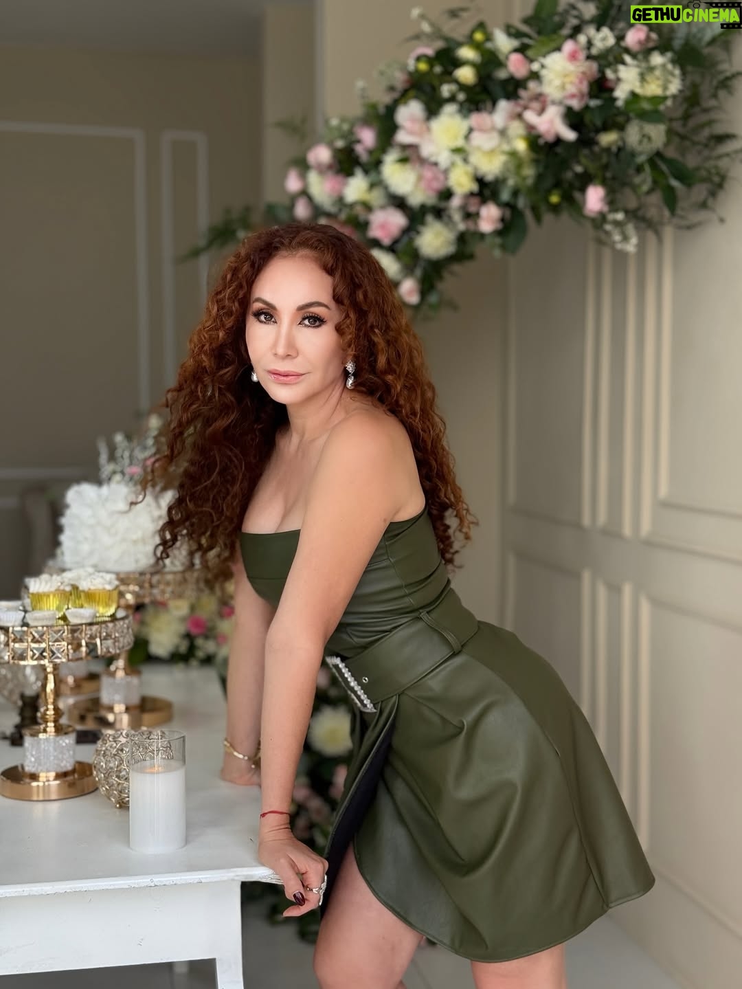 Janet Barboza - 2.8K Likes - ¡Fotos de cumpleaños!🎂 📸🎞️

Vestido @mya_modach