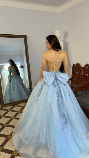 Janet Barboza Instagram - 💖👑 Mi hija Antonella está a punto de cumplir años y hoy tuvo su primera prueba de vestidos.✨A mí me encantan todos, ¿cuál es tu favorito?🥰
✨ Los vestidos son obras preciosas del talentoso Miguel Rimachi, un verdadero artista que transforma cada diseño en pura magia con sus manos. 👗💫
#Vestidos #Moda #DiseñoDeModas #PruebaDeVestidos #Elegancia #Fiesta #MiguelRimachi #FbLifeStyle #JanetBarboza