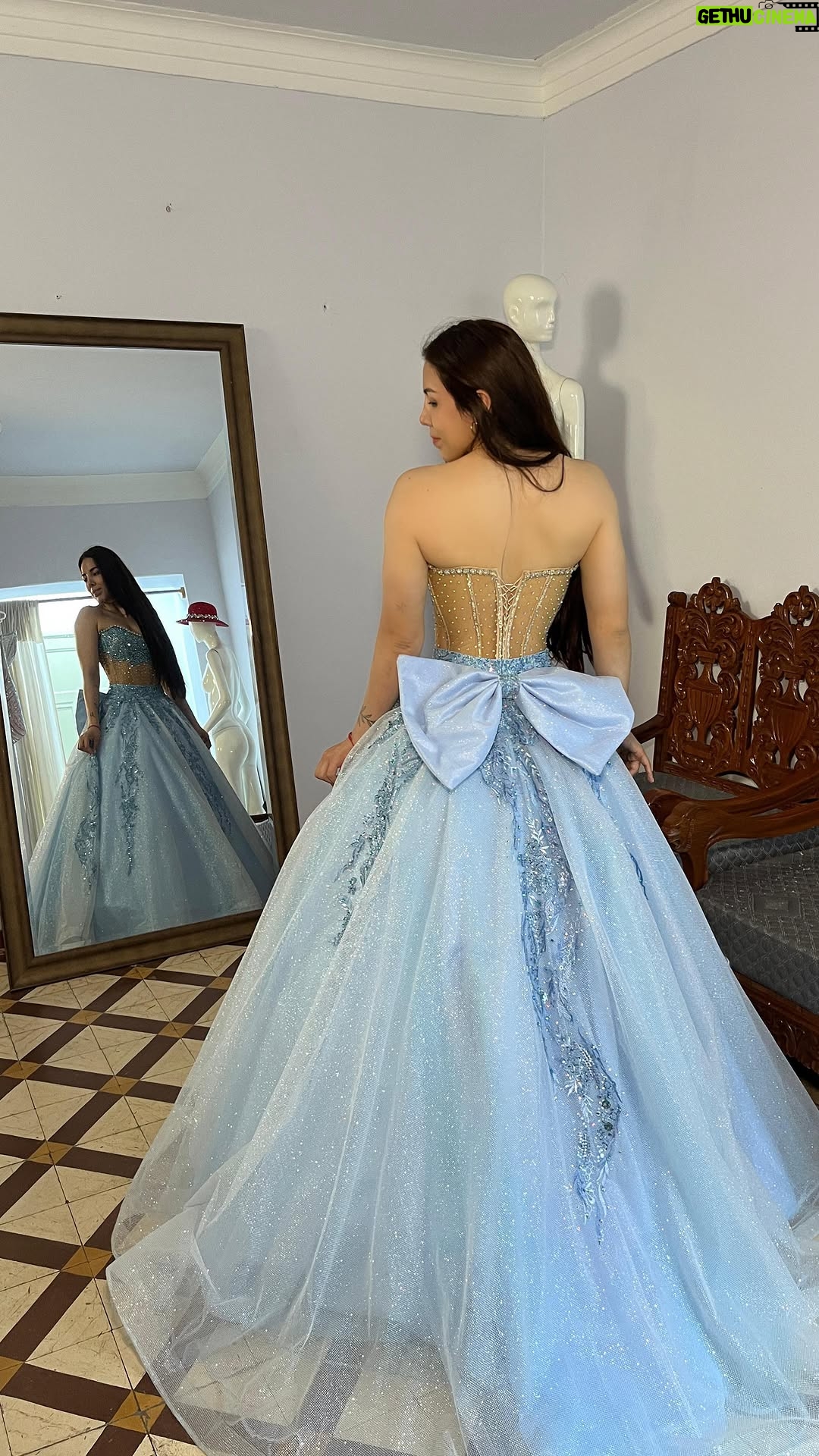 Janet Barboza - 3.1K Likes - 💖👑 Mi hija Antonella está a punto de cumplir años y hoy tuvo su primera prueba de vestidos.✨A mí me encantan todos, ¿cuál es tu favorito?🥰

✨ Los vestidos son obras preciosas del talentoso Miguel Rimachi, un verdadero artista que transforma cada diseño en pura magia con sus manos. 👗💫

#Vestidos #Moda #DiseñoDeModas #PruebaDeVestidos #Elegancia #Fiesta #MiguelRimachi #FbLifeStyle #JanetBarboza