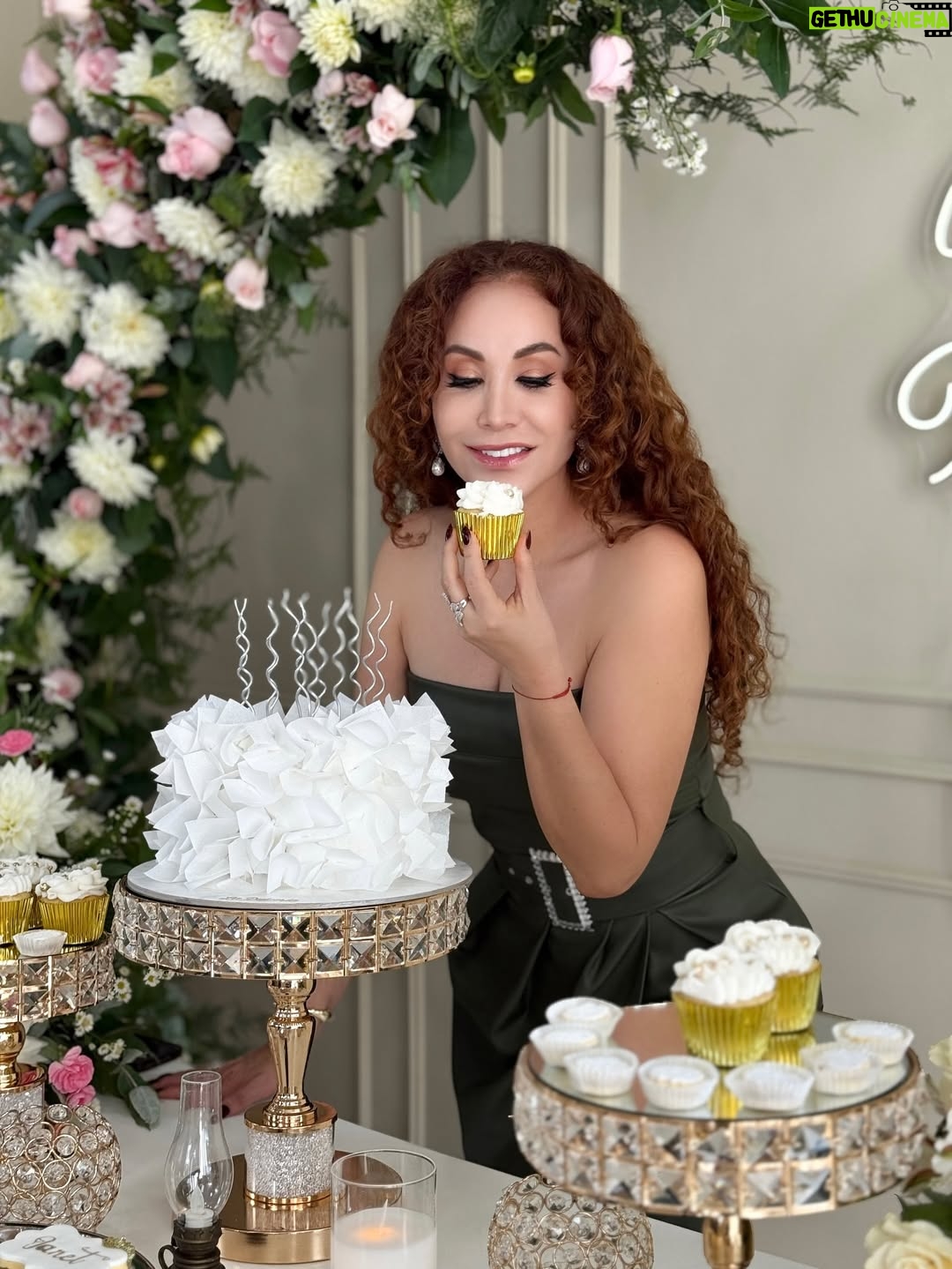 Janet Barboza - 2.8K Likes - ¡Fotos de cumpleaños!🎂 📸🎞️

Vestido @mya_modach
