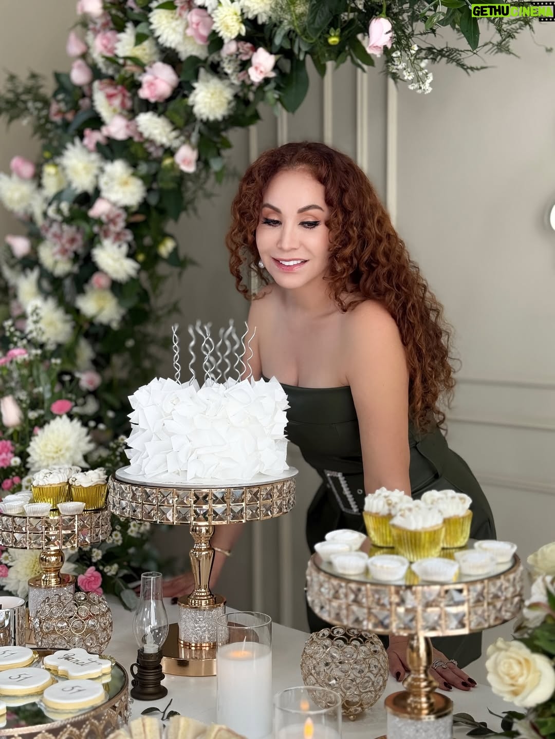 Janet Barboza - 2.8K Likes - ¡Fotos de cumpleaños!🎂 📸🎞️

Vestido @mya_modach