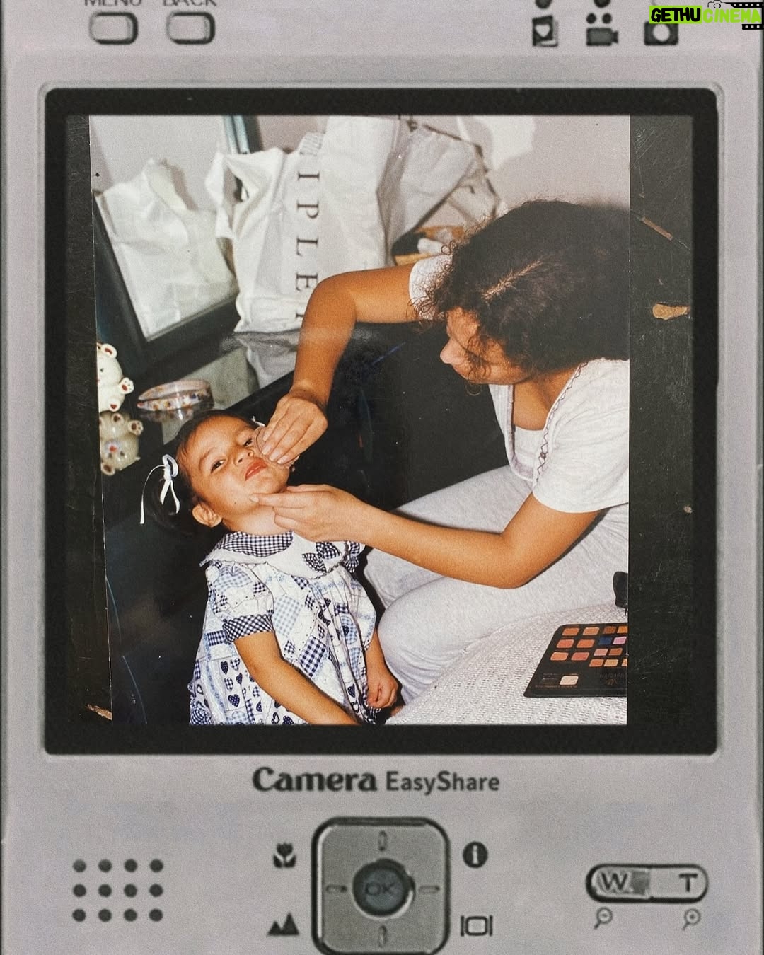 Janet Barboza - 6.3K Likes - 🌸 ¡Feliz Día de las Madres a todas las mujeres que, ante todo, priorizan a sus hijos! Así es como crecí, rodeada de amor y sacrificio, gracias a figuras tan inspiradoras como mi abuela Amalia, a quien siempre llamé mamá, y mi madre, Santa Raquel, quien trabajó arduamente en limpieza, como millones de mujeres, para darnos de comer. 

Ambas me enseñaron el verdadero significado de la maternidad y me formaron en la mujer que soy hoy. Mi hija y mi madre son lo más importante en mi vida. 

Mi abuela tuvo 11 hijos, mi madre es la antepenúltima, y ella me tuvo a los 15. Yo, a mi hija Antonella a los 21, y ahora, con 29, me ha dado un nieto perruno, Apache, el más amado. 

Ámense y cuídense, porque la única familia que realmente tenemos segura son nuestros padres e hijos. Todo lo demás son aves de paso. 💖