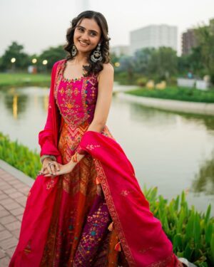 Janki Bodiwala Instagram - Shine brighter this season with the sleek new vivo V60e!

 With vivo’s first 200MP main camera   India’s First AI Festival Portrait makes every celebration picture-perfect 📸 

Grab yours now on vivo.com!

#SlayEveryDetail #vivoV60e #PortraitSoPro @vivo_india