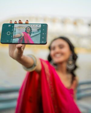 Janki Bodiwala Instagram - Shine brighter this season with the sleek new vivo V60e!

 With vivo’s first 200MP main camera   India’s First AI Festival Portrait makes every celebration picture-perfect 📸 

Grab yours now on vivo.com!

#SlayEveryDetail #vivoV60e #PortraitSoPro @vivo_india