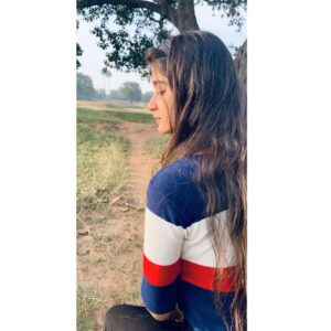 Janshi Dayal Instagram - An oldie but goodie picture 🌺