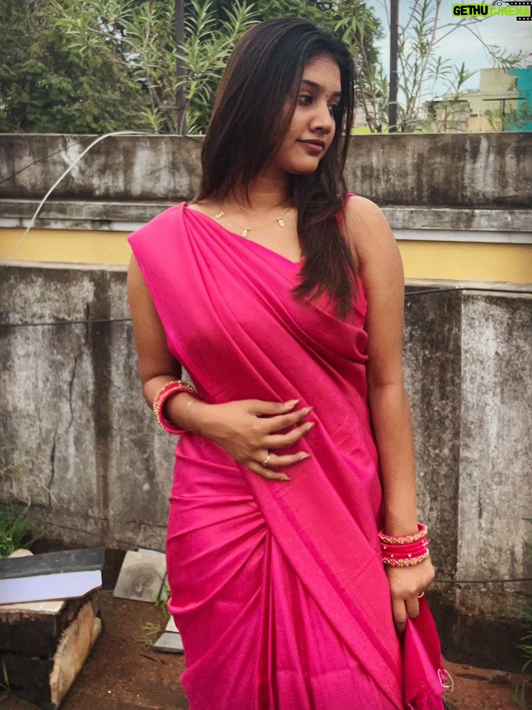 Jasmine Parveen - 18.2K Likes - Happy Diwali🪔
.
.
Saree: @isha.designs.s 
Necklace: @kajal_jewellery 
Bangles: @ad.creations.store