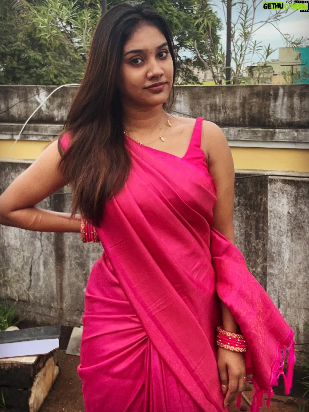 Jasmine Parveen - 18.2K Likes - Happy Diwali🪔
.
.
Saree: @isha.designs.s 
Necklace: @kajal_jewellery 
Bangles: @ad.creations.store