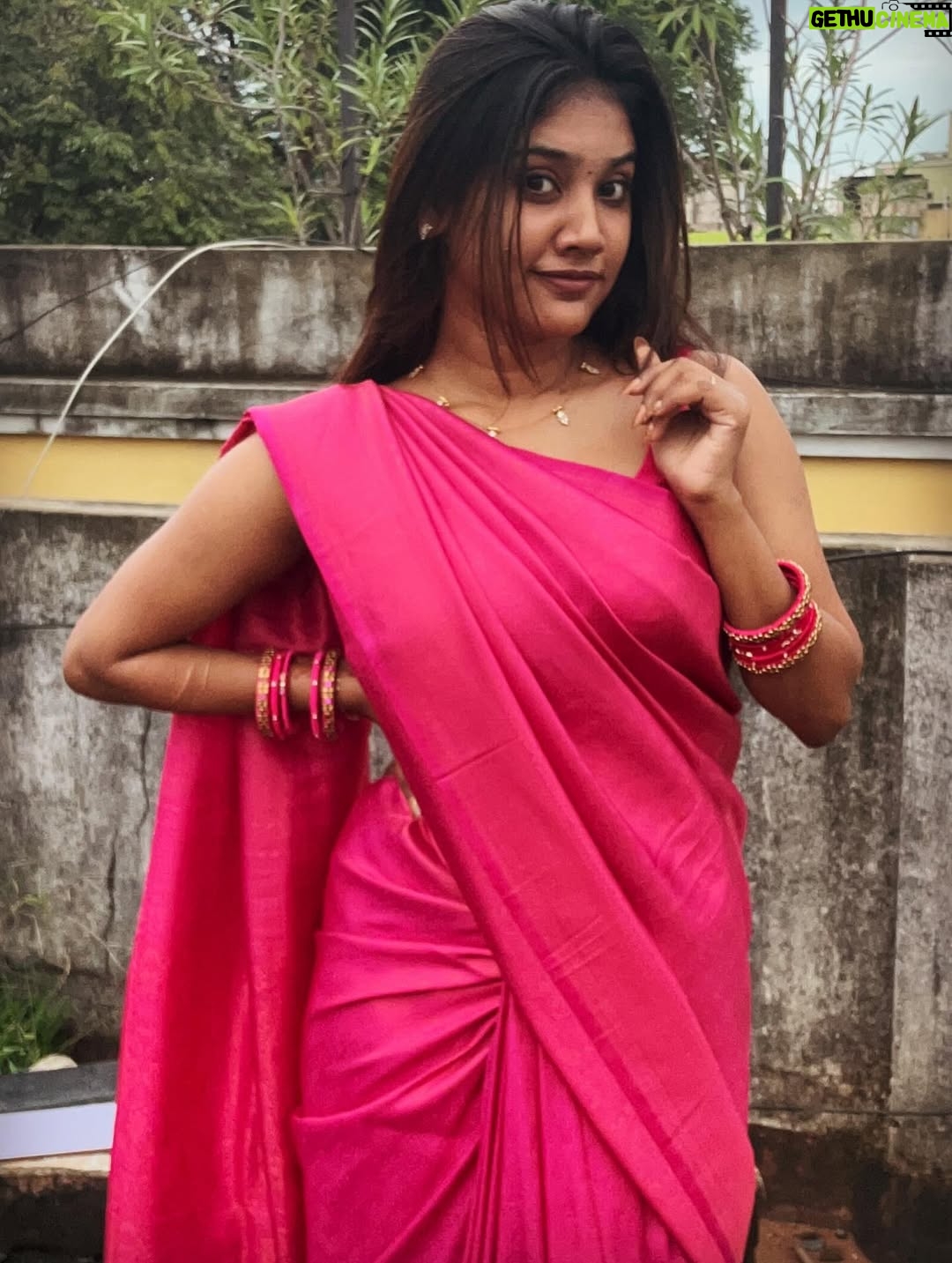 Jasmine Parveen - 18.2K Likes - Happy Diwali🪔
.
.
Saree: @isha.designs.s 
Necklace: @kajal_jewellery 
Bangles: @ad.creations.store