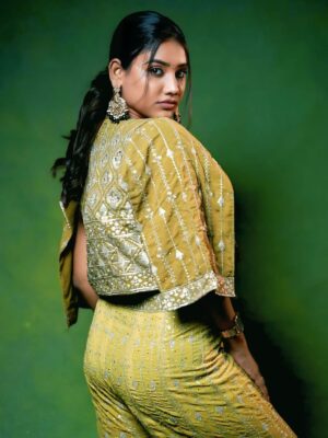 Jasmine Parveen Instagram - Not just an outfit, it’s a whole mood 💚
.
.
Outfit From: @saiya_couture 
Pc: @dop_hem 
Mua: @owl_ly_artist 
Studio: @ravalstudios 
.
.