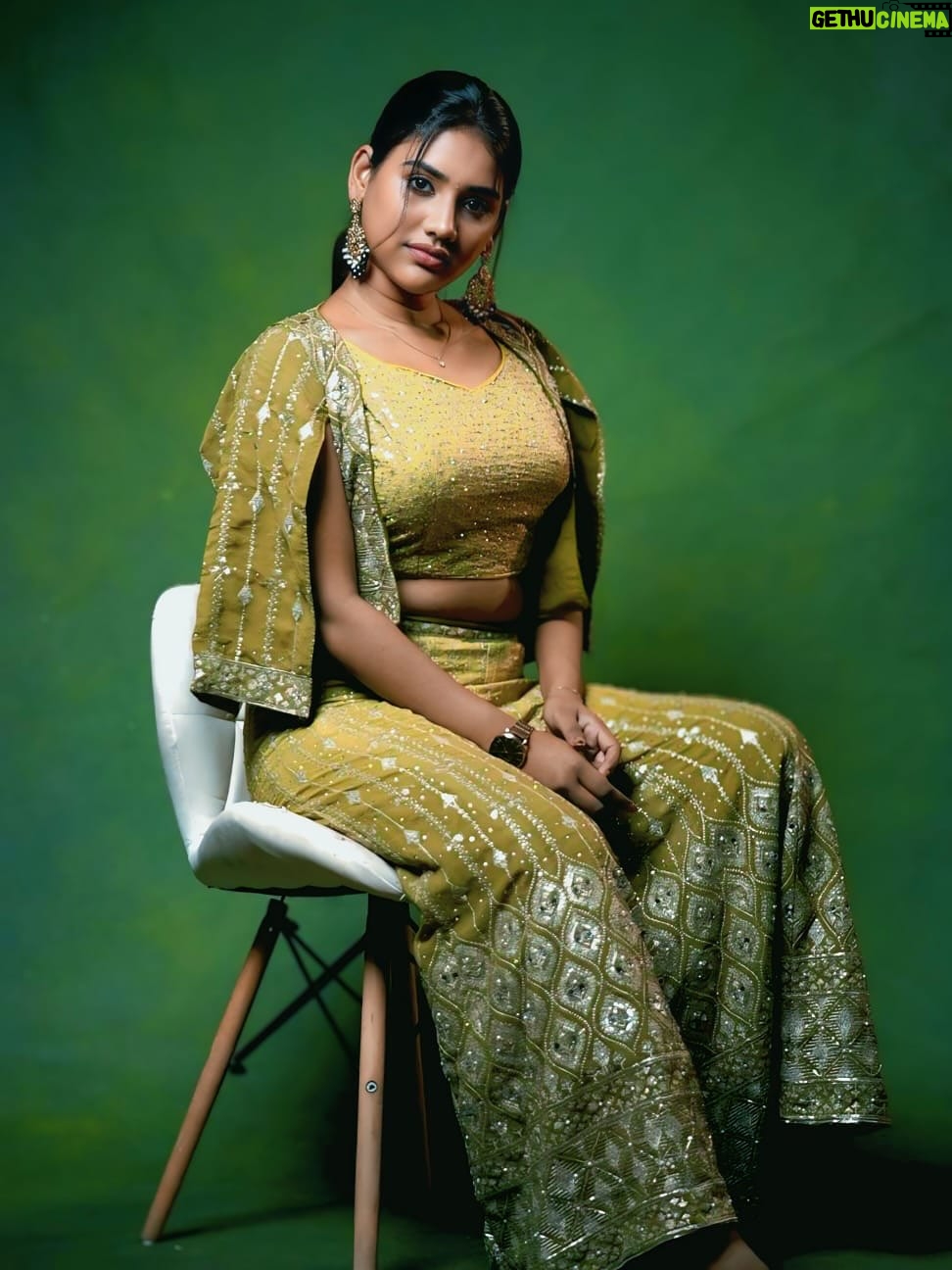 Jasmine Parveen - 17.7K Likes - Not just an outfit, it’s a whole mood 💚
.
.
Outfit From: @saiya_couture 
Pc: @dop_hem 
Mua: @owl_ly_artist 
Studio: @ravalstudios 
.
.