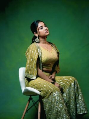 Jasmine Parveen Instagram - Not just an outfit, it’s a whole mood 💚
.
.
Outfit From: @saiya_couture 
Pc: @dop_hem 
Mua: @owl_ly_artist 
Studio: @ravalstudios 
.
.