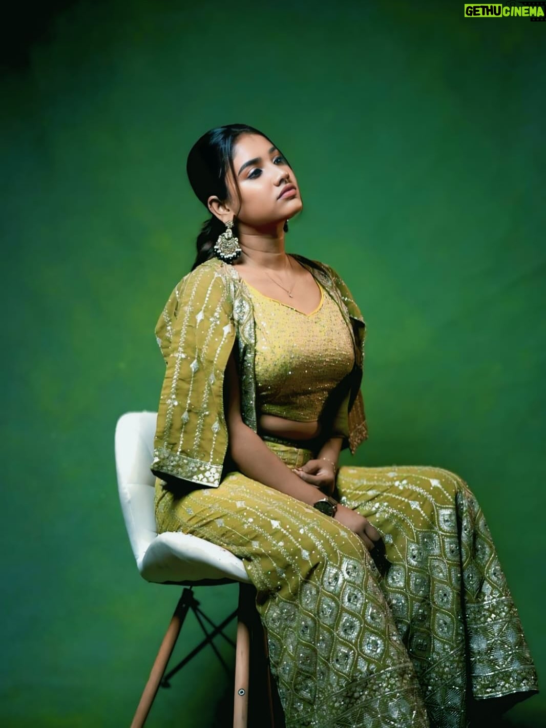 Jasmine Parveen - 17.7K Likes - Not just an outfit, it’s a whole mood 💚
.
.
Outfit From: @saiya_couture 
Pc: @dop_hem 
Mua: @owl_ly_artist 
Studio: @ravalstudios 
.
.
