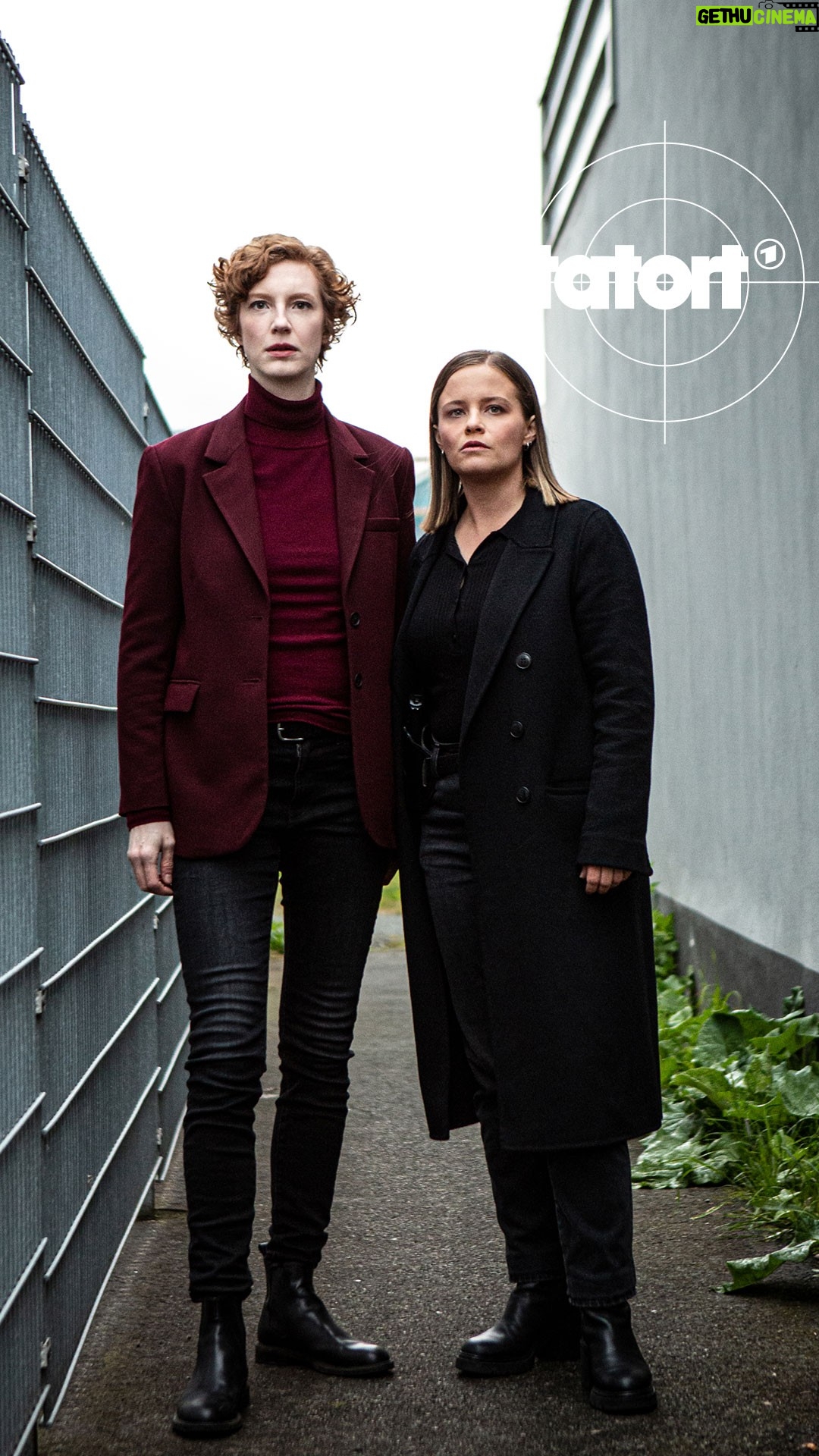 Jasna Fritzi Bauer - 2.1K Likes - 'Wer würde eher ...?' mit Jasna Fritzi Bauer und Luise Wolfram alias den Bremer Ermittlerinnen Liv Moormann und Linda Selb!

Im #Tatort-Fragenhagel erfahren wir unter anderem, wer von beiden eher nach Bremen ziehen würde und wer im realen Leben die bessere Kommissarin wäre! 👮‍♀️🚨👮‍♀️

👉 Der neue Fall:
Im "Tatort: Solange du atmest" stehen Moormann und Selb vor einem Rätsel. Als am Weser-Strand eine Leiche angespült wird, gibt es zunächst keine Hinweise auf ihre Identität. Im Verlauf der Ermittlungen stoßen die Kommissarinnen nicht nur auf Stalking-Täter und -Opfer, sondern auch auf brisante investigative Recherchen und toxische Abhängigkeiten. 
 
▶️ „Solange du atmest“, am Sonntag, um 20:15 Uhr im Ersten und in der ARD Mediathek! Alle Infos zum Fall findet ihr auf tatort.de. (Link in der Bio)

© Radio Bremen / Claudia Konerding

@tatort #Tatort #TatortBremen #Bremen #LivMoormann #LindaSelb #JasnaFritziBauer #LuiseWolfram #ARDMediathek #DasErste @jasnafritzibauer @luisewolfram @ardmediathek