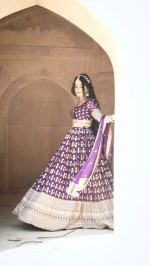 Jaspreet Kaur Instagram - Purple feels forever 💜
🎥- @gensomedia
Edited by - @webgnix
MUA - @itssadhanayadav
#lehenga #purplelehenga #mathapatti #hairaccesories #longhair #delhiinfluencer #ethnicwear