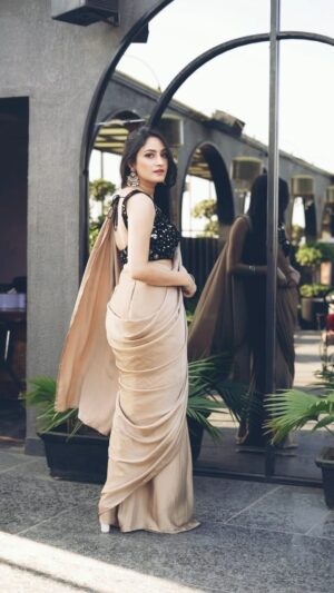Jaspreet Kaur Instagram - Saree look 💫
🎥- @third_eye_production_
Edited by - @aks_hay96
#saree #sareelove #goldensaree #sareelook