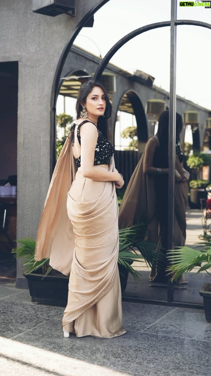 Jaspreet Kaur - 34.9K Likes - Saree look 💫 

🎥- @third_eye_production_ 
Edited by - @aks_hay96 

#saree #sareelove #goldensaree #sareelook