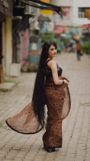 Jaspreet Kaur Instagram - Retro saree feels 💫
🎥- @camera.xpressions
Edited by - @webgnix
MUA - @makeupartistsadhna
Saree - @meeshoapp
#retrosaree #animalprints #printedsaree