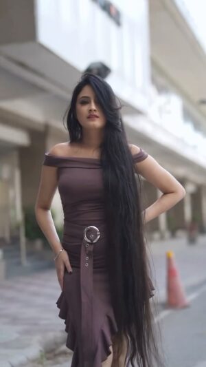 Jaspreet Kaur Instagram - Aligned, not attached 💫
🎥- @gensomedia
MUA - @itssadhanayadav
.
.
.
#delhiinfluencer #mumbaiinfluencer #streetstyle #streetlook #browndress #bodycon #savana #urbanic