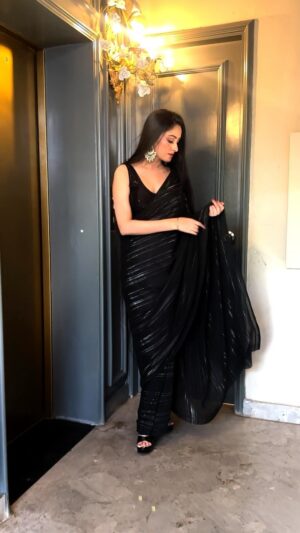 Jaspreet Kaur Instagram - When black is your all time favourite 🖤
Location courtesy- @skymartini_delhi
Saree - @kashvi_saree
#blacksaree #blacklove #longhair #longhairs #verylonghair
