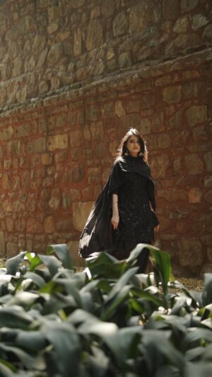 Jaspreet Kaur Instagram - Because it’s trending 💫
🎥- @gensomedia
MUA - @itssadhanayadav
#jhol #trendingsongs #punjaban #punjabi #blacksuit #salwarsuit #sardarni #sardarni👰