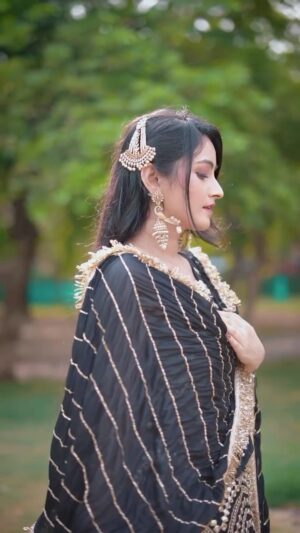Jaspreet Kaur Instagram - Minimal soul 💕
🎥- @gensomedia
Edited by - @webgnix
#simplicity #blacksuit #ethniclook #simpleliving #beautyineverything