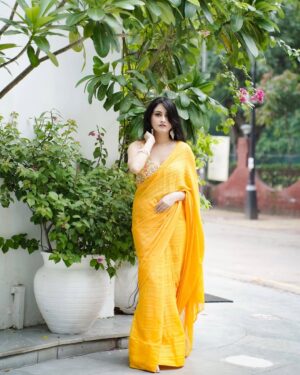Jaspreet Kaur Instagram - Love this yellow saree from @kashvi_saree ❤️
#saree #yellowsaree #sareelook #sareelove