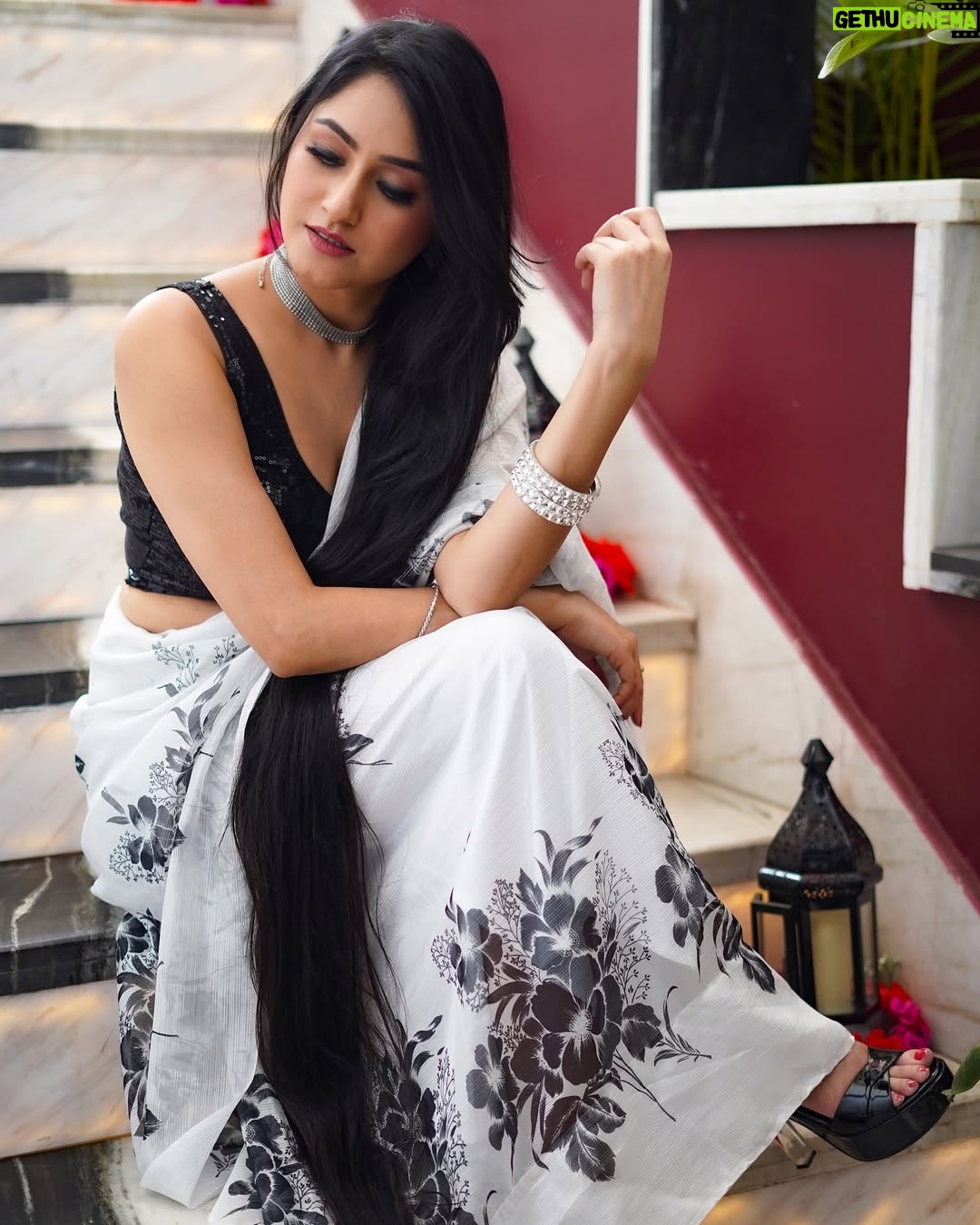 Jaspreet Kaur - 2.6K Likes - Pure Serenity 💫 

📸- @third_eye_production_ 
MUA - @makeoversrohan 

#gracedefined #indiansaree #indianblogger #ethnicblogger #ethnicity #ethnicwear #smokeyeye #smokeyeyemakeup
