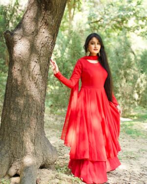 Jaspreet Kaur Instagram - Stay grounded. Protect your energy.
Vibrate higher. 💫
📸- @third_eye_production_
MUA - @makeupby_megha29
#ethnicfashion #redoutfit #redwear