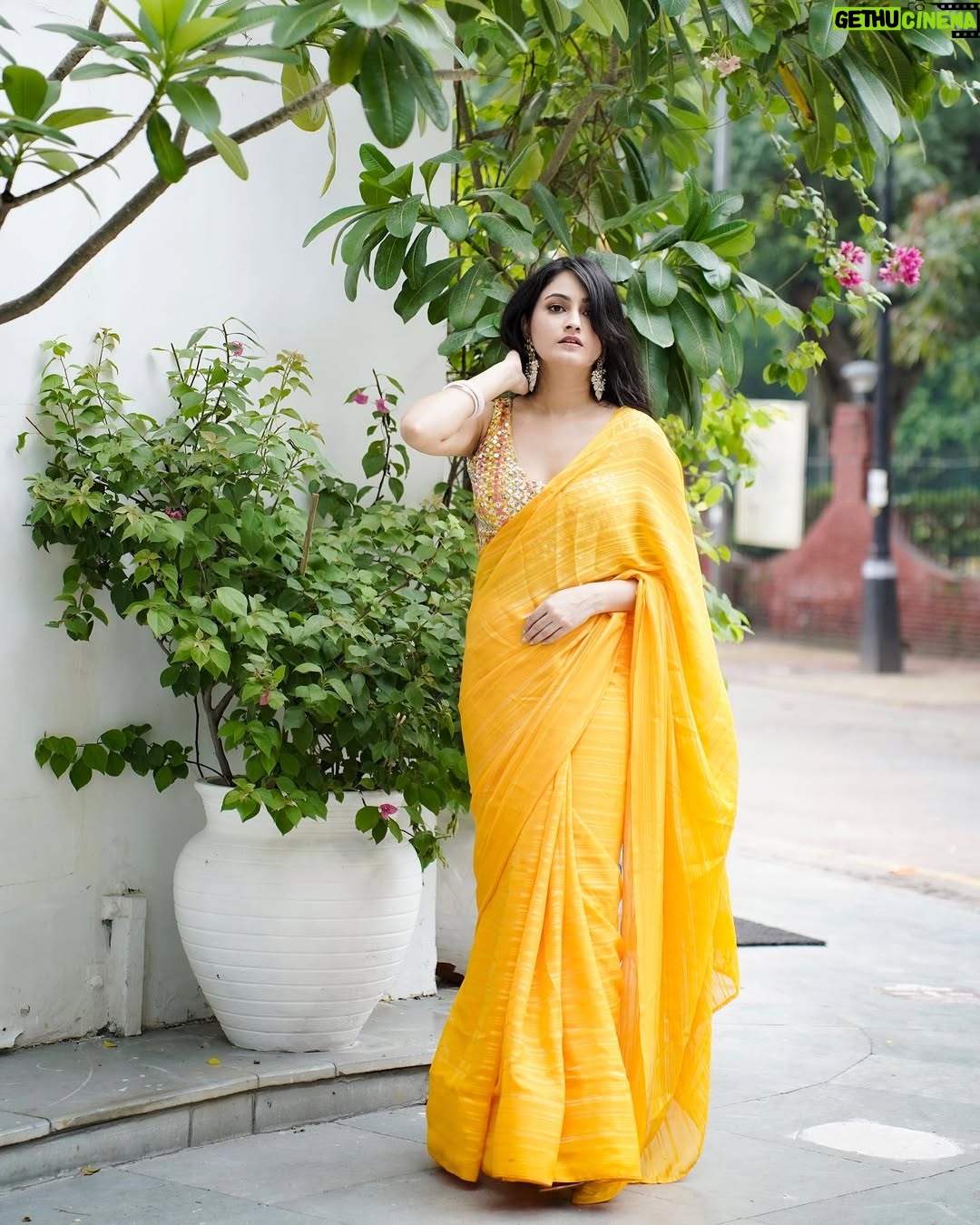 Jaspreet Kaur - 2.1K Likes - Love this yellow saree from @kashvi_saree ❤️

#saree #yellowsaree #sareelook #sareelove