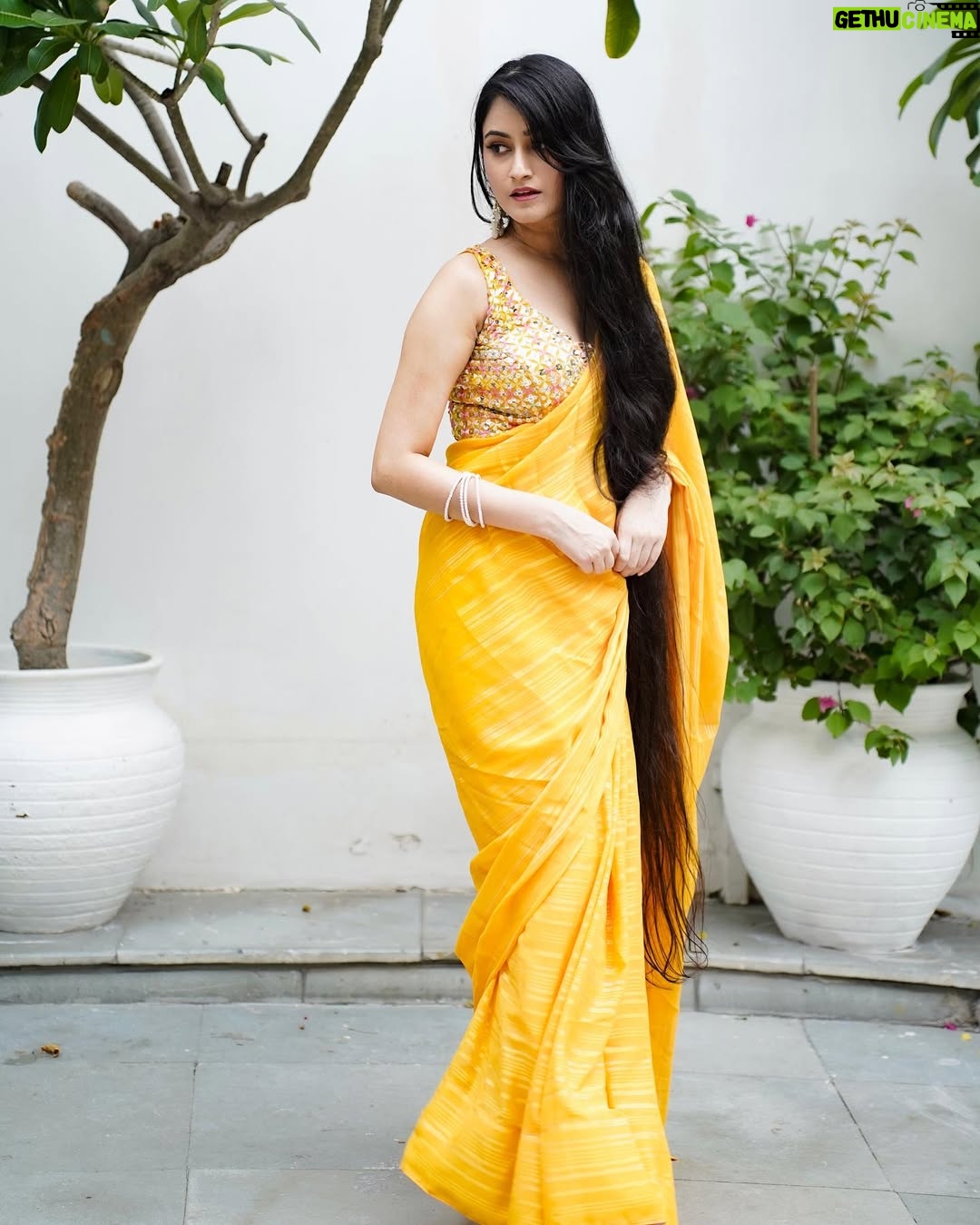 Jaspreet Kaur - 2.1K Likes - Love this yellow saree from @kashvi_saree ❤️

#saree #yellowsaree #sareelook #sareelove