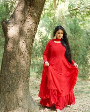 Jaspreet Kaur Instagram - Stay grounded. Protect your energy.
Vibrate higher. 💫
📸- @third_eye_production_
MUA - @makeupby_megha29
#ethnicfashion #redoutfit #redwear