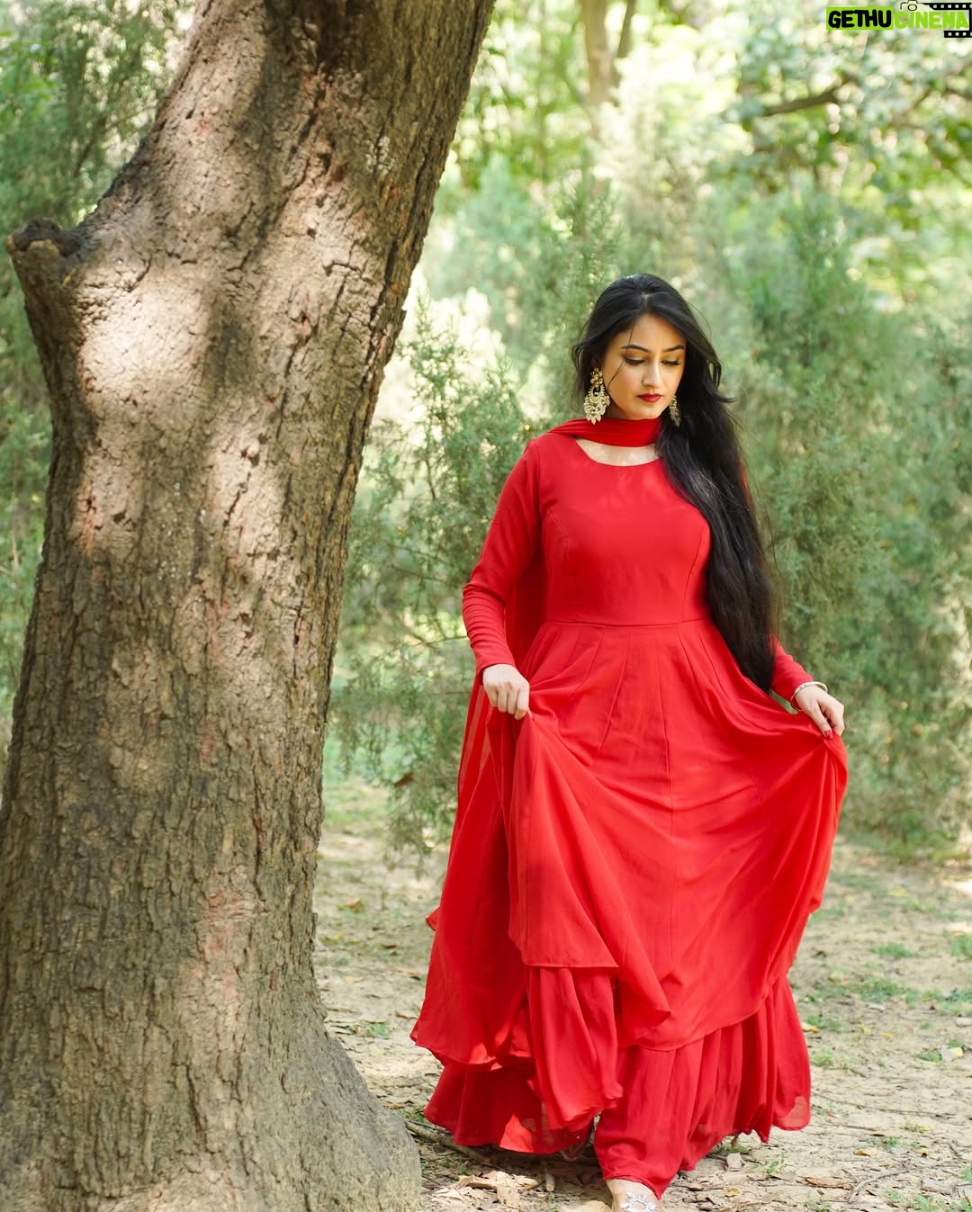 Jaspreet Kaur - 1.9K Likes - Stay grounded. Protect your energy.
Vibrate higher. 💫

📸- @third_eye_production_ 
MUA - @makeupby_megha29 

#ethnicfashion #redoutfit #redwear
