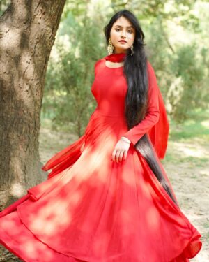 Jaspreet Kaur Instagram - Stay grounded. Protect your energy.
Vibrate higher. 💫
📸- @third_eye_production_
MUA - @makeupby_megha29
#ethnicfashion #redoutfit #redwear