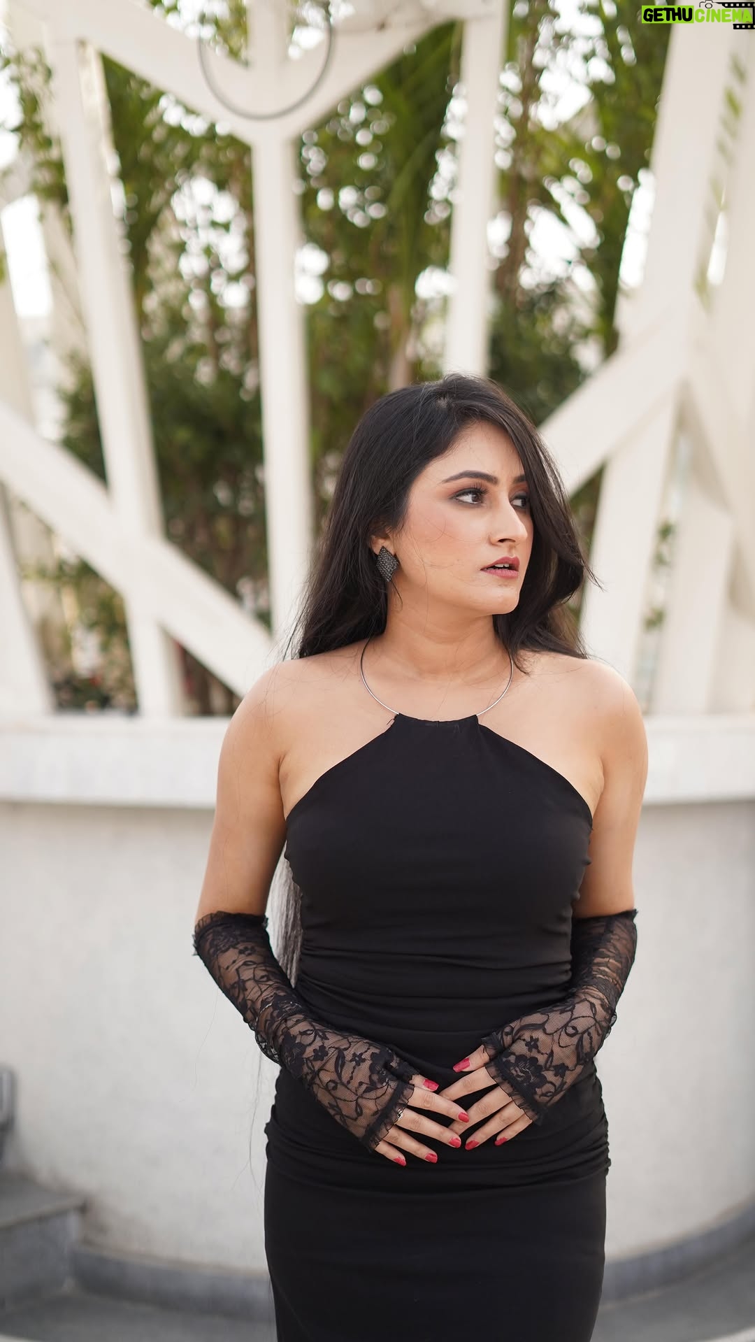 Jaspreet Kaur - 43.1K Likes - Totally in love with this look ❤️

🎥 - @third_eye_production_ 
MUA - @makeoversrohan 
Edited by - @aks_hay96 

#blackdress #vintage style #stylelook #style #smokeyeyes #smokeyeyelook #delhibloggers #delhiblogger #bangalorediaries #bangaloreinfluencer