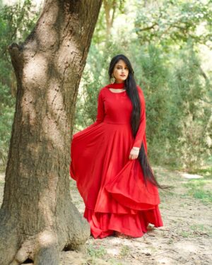 Jaspreet Kaur Instagram - Stay grounded. Protect your energy.
Vibrate higher. 💫
📸- @third_eye_production_
MUA - @makeupby_megha29
#ethnicfashion #redoutfit #redwear