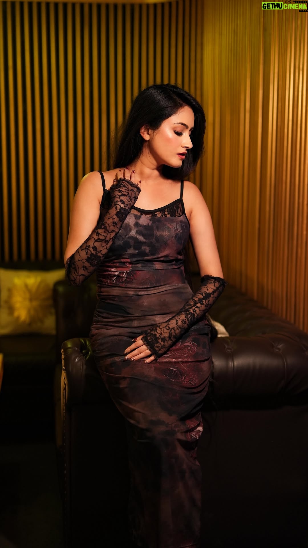 Jaspreet Kaur - 14K Likes - You don’t need to become anything. You only need to remember who you already are 💫 

- @gensomedia 
Edited by - @webgnix 
MUA - @itssadhanayadav 
Location courtesy - @ankaradelhi @crystalera_pr 
Dress - @savana 

#delhiinfluencer #savana #urbanic #savanadress #reddress #bodycon #lacedress #longhair