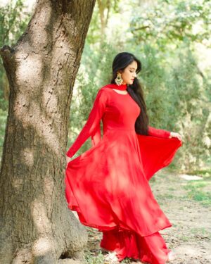 Jaspreet Kaur Instagram - Stay grounded. Protect your energy.
Vibrate higher. 💫
📸- @third_eye_production_
MUA - @makeupby_megha29
#ethnicfashion #redoutfit #redwear
