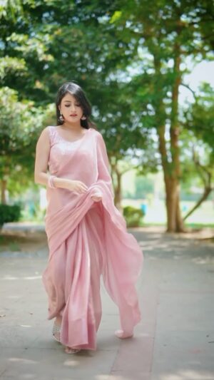 Jaspreet Kaur Instagram - To be yourself in a world trying to make you something else — that’s the greatest accomplishment 💫
🎥- @third_eye_production_
Edited by - @gensomedia
MUA - @itssadhanayadav
#saree #sareefashion #sareelove❤️ #sareelovers #sareeofinstagram #pinksaree