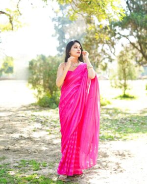 Jaspreet Kaur Instagram - Saree vibes only 💖
Saree - @kashvi_saree
Necklace - @pearlmania_royal
📸 - @third_eye_production_
#sareefashion #pearl #pearljewellery #pearlnecklace #ethnicfashionwear #pinksaree #delhiinfluencer
