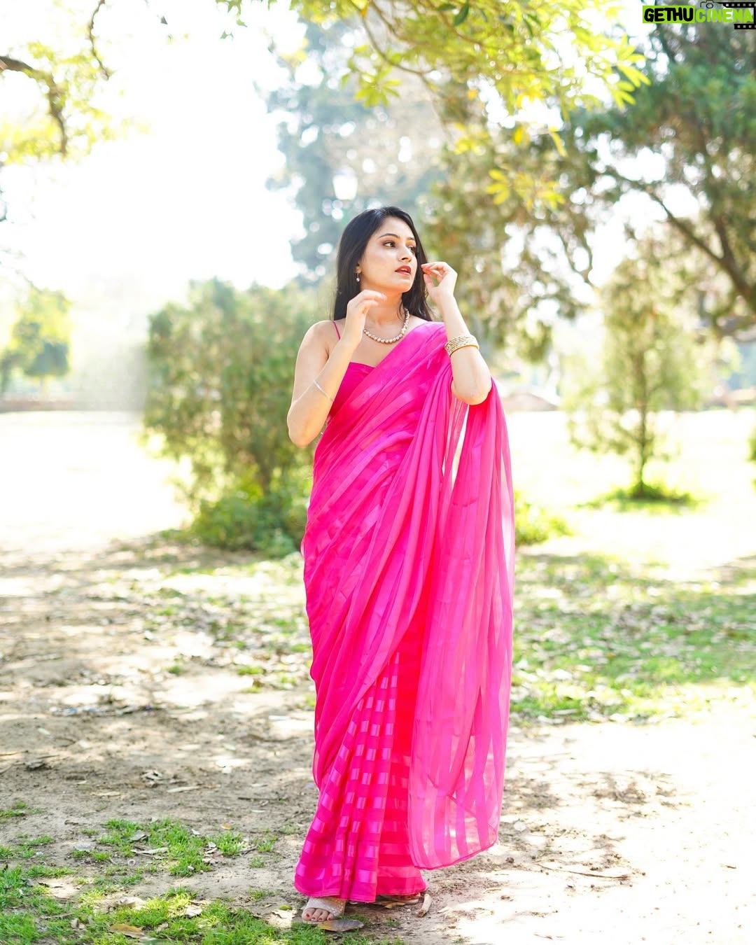 Jaspreet Kaur - 2K Likes - Saree vibes only 💖 

Saree - @kashvi_saree 
Necklace - @pearlmania_royal 
📸 - @third_eye_production_ 

#sareefashion #pearl #pearljewellery #pearlnecklace #ethnicfashionwear #pinksaree #delhiinfluencer