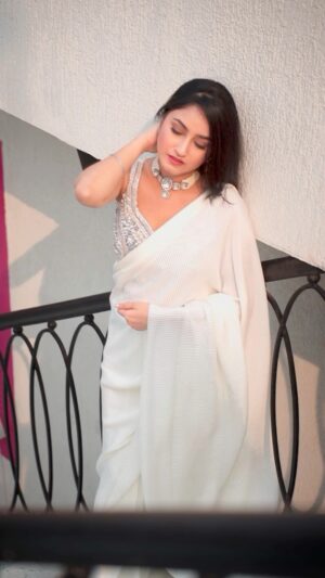 Jaspreet Kaur Instagram - Nothing beats the elegance of a white pre-draped saree.
Outfit- @luxicabynisha
Jeweller- @anvi_jeweller_
#predrapedsaree #predraped #whitesaree #whiteethnic