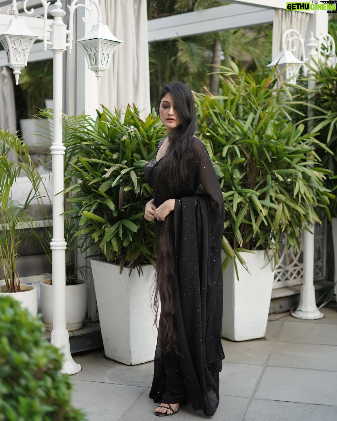 Jaspreet Kaur - 2.5K Likes - Love, peace and gratitude ❤️

#saree #sareepics #sareelove #blacksaree #staycalm