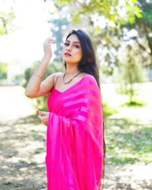 Jaspreet Kaur Instagram - Saree vibes only 💖
Saree - @kashvi_saree
Necklace - @pearlmania_royal
📸 - @third_eye_production_
#sareefashion #pearl #pearljewellery #pearlnecklace #ethnicfashionwear #pinksaree #delhiinfluencer