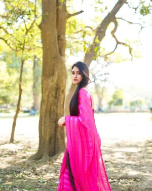 Jaspreet Kaur Instagram - Saree vibes only 💖
Saree - @kashvi_saree
Necklace - @pearlmania_royal
📸 - @third_eye_production_
#sareefashion #pearl #pearljewellery #pearlnecklace #ethnicfashionwear #pinksaree #delhiinfluencer